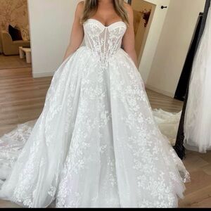 Elegant White Lace Wedding Dress